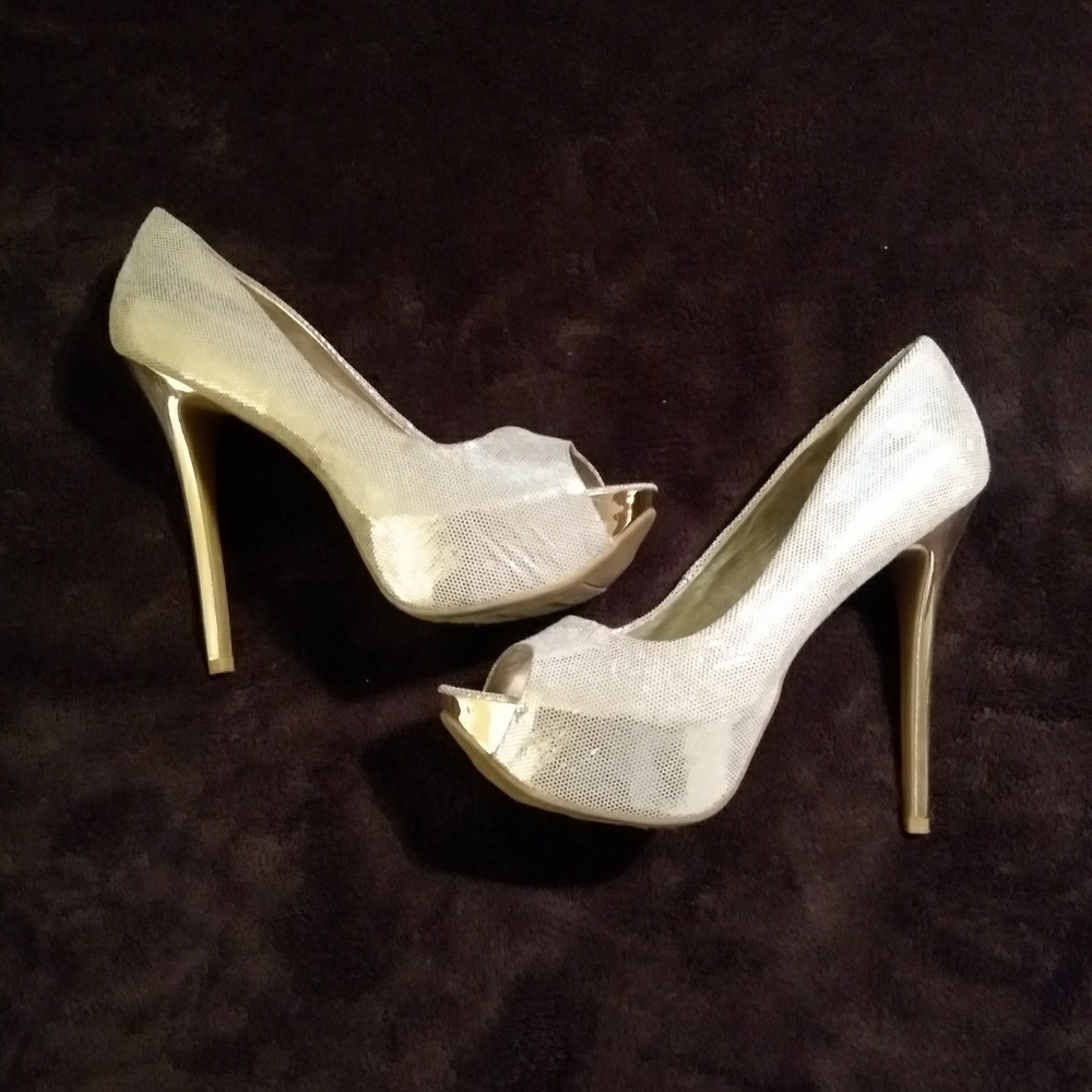 Stylish Gold Metallic Heels